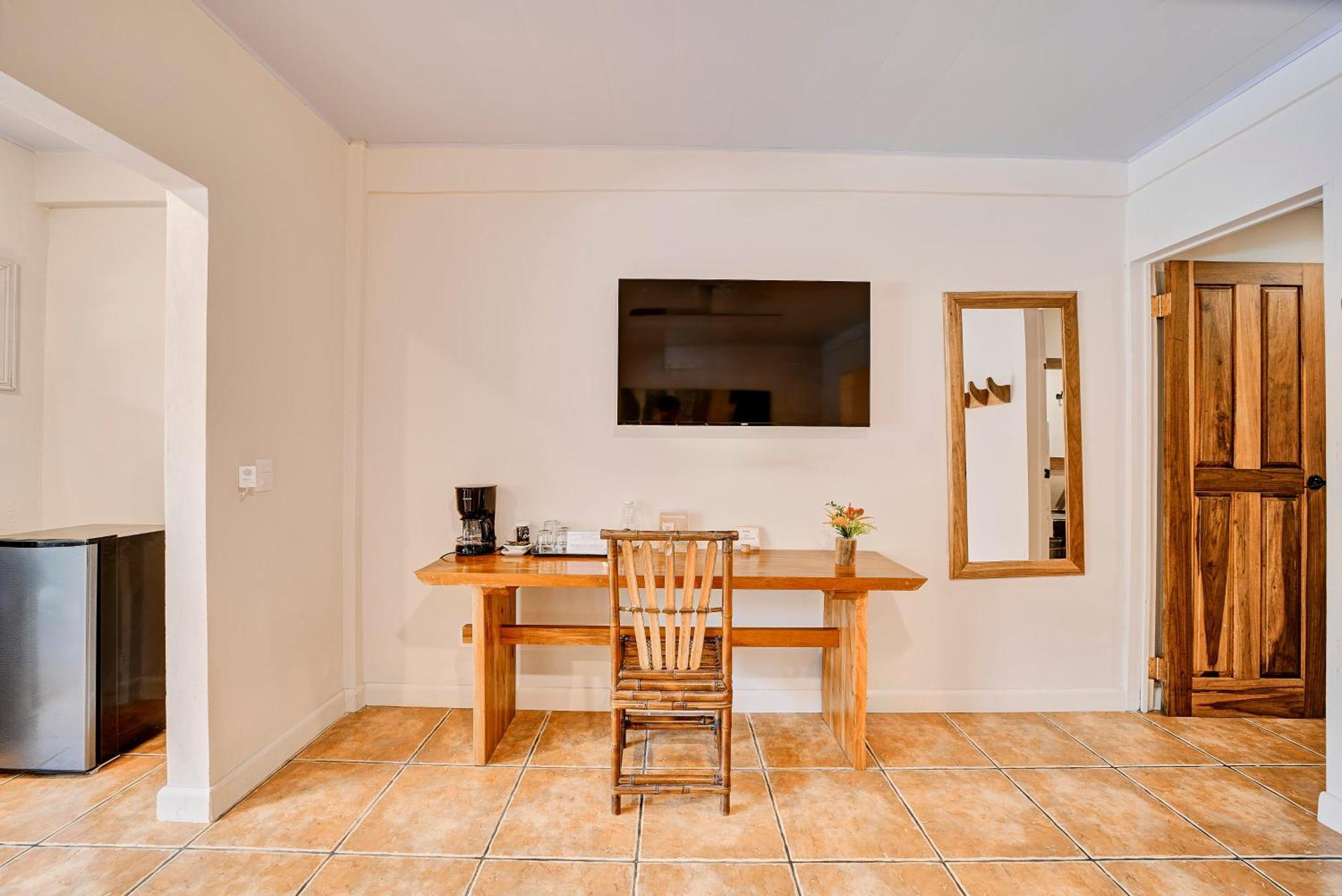 Habitación Familiar con vistas a la piscina
