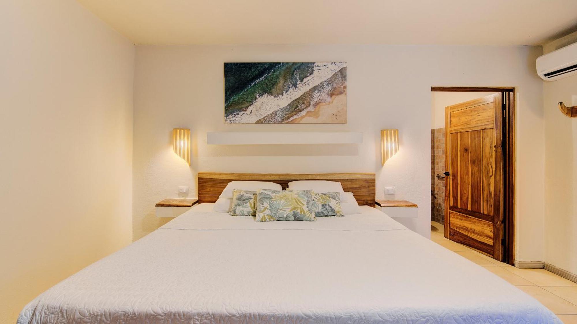 Habitación con cama extragrande y vistas al jardín